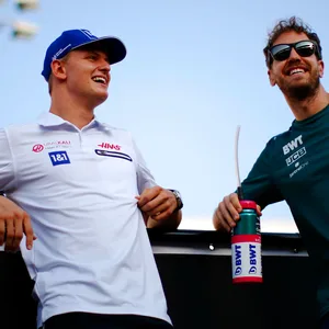 Sebastian Vettel (r.) stärkt Mick Schumacher den Rücken, nachdem dieser öffentlich auf Grund seiner Leistungen in die Kritik geraten war.