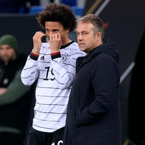 Nationaltrainer Hansi Flick nimmt seinen Schützling Sané aus der Kritik
