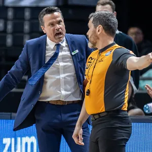 Raoul Korner (l.) findet auch gegenüber Schiedsrichtern manchmal deutliche Worte.