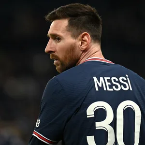 Während seiner ersten Saison bei den Parisern wurde Lionel Messi schwer vom Corona-Virus erwischt