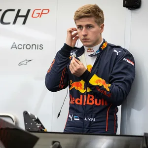 Juri Vips darf weiterhin für Hitech in der Formel 2 fahren – künftig allerdings ohne Kohle aus dem Hause Red Bull.