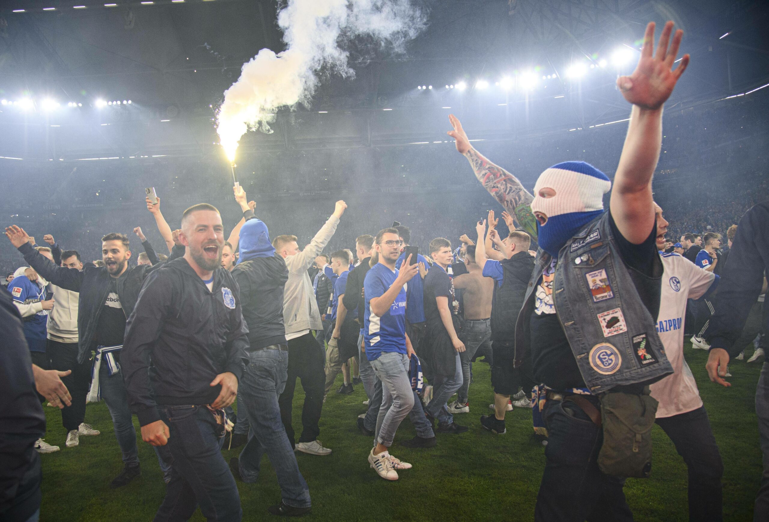 Schalke-Fans feierten den Aufstieg gegen St. Pauli mit einem Platzsturm und Pyrotechnik.