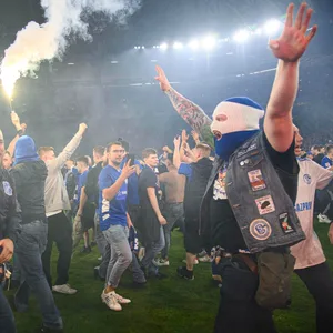 Schalke-Fans feierten den Aufstieg gegen St. Pauli mit einem Platzsturm und Pyrotechnik.