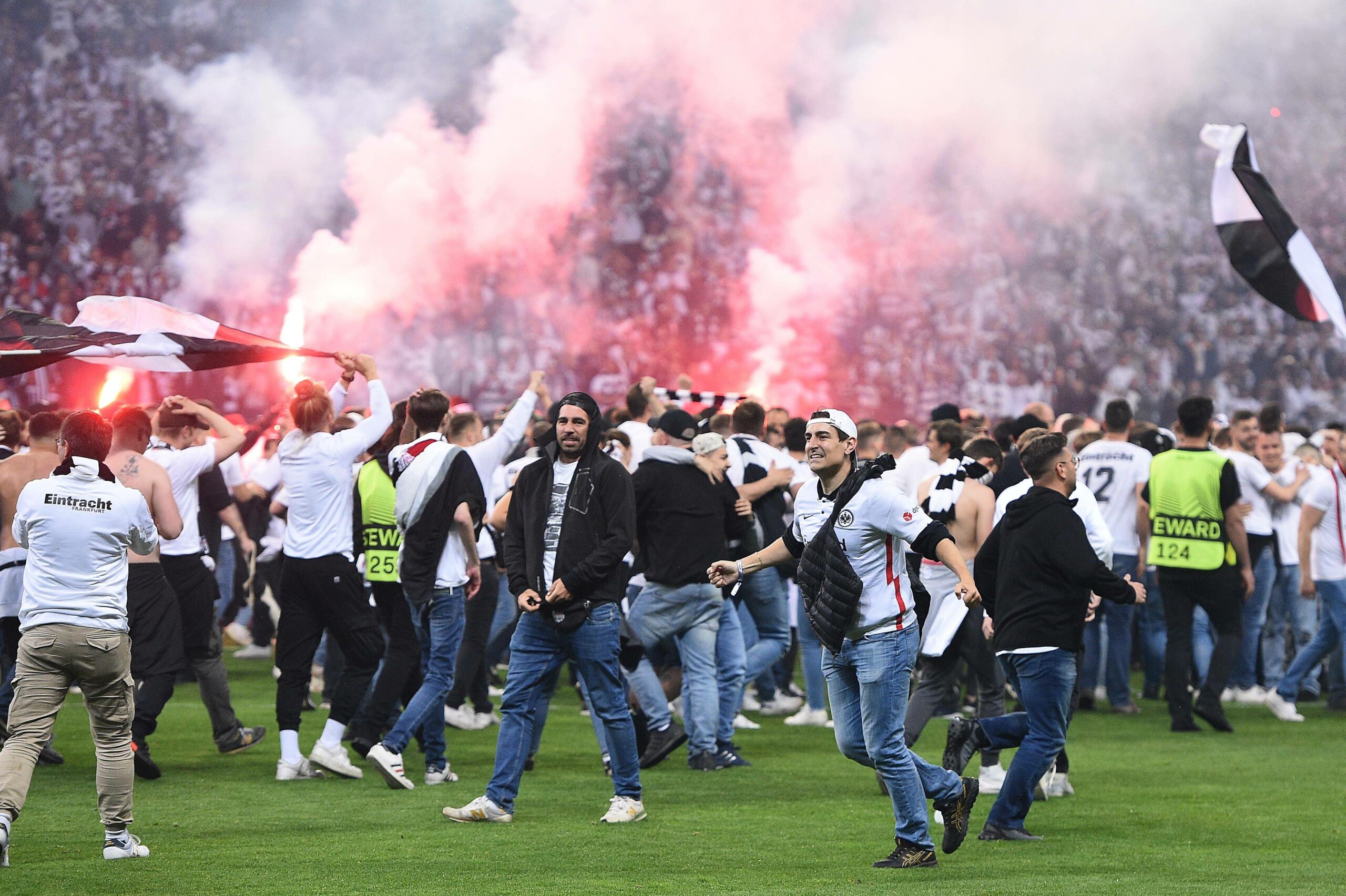 Fans von Eintracht Frankfurt stürmen den Platz nach dem Einzug ins Europa-League-Finale
