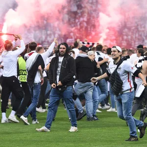 Fans von Eintracht Frankfurt stürmen den Platz nach dem Einzug ins Europa-League-Finale