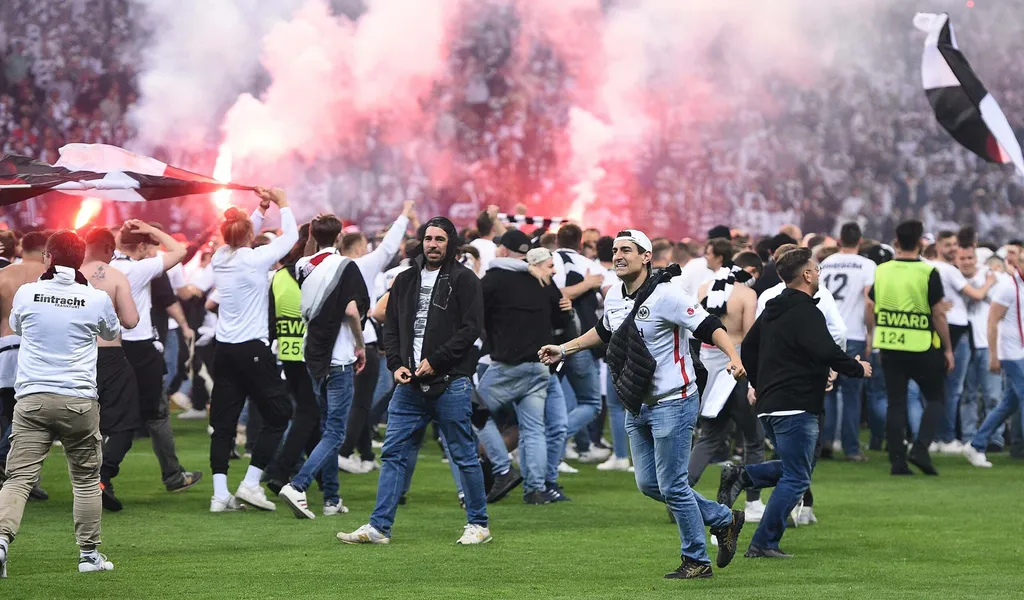 Fans von Eintracht Frankfurt stürmen den Platz nach dem Einzug ins Europa-League-Finale