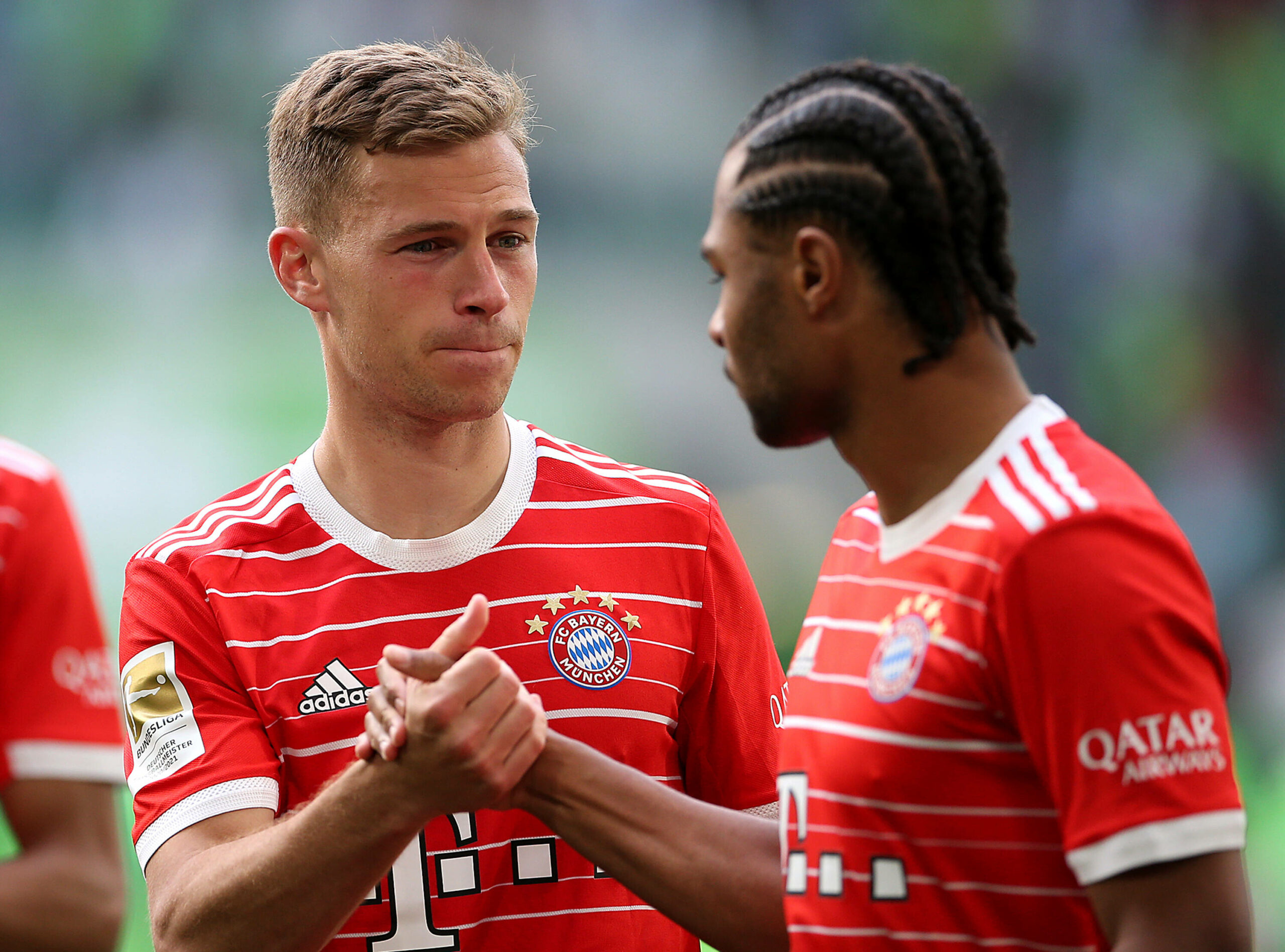 Joshua Kimmich (l.) hofft auch in der kommenden Spielzeit mit seinem „besten Freund“ Serge Gnabry auf Trophäenjagd gehen zu können