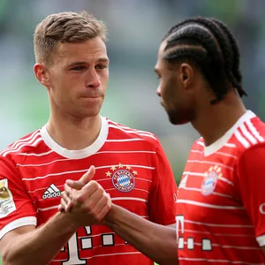 Joshua Kimmich (l.) hofft auch in der kommenden Spielzeit mit seinem „besten Freund“ Serge Gnabry auf Trophäenjagd gehen zu können