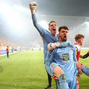 Lauterns Matheo Raab (hinten) feiert mit seinem Torhüter-Kollegen Avdo Spahic den Aufstieg.