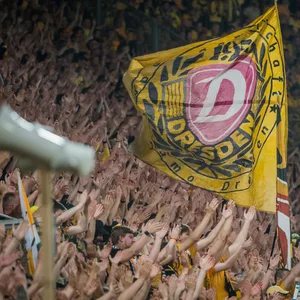 Eine Dresdner Fahne beim Relegationsspiel gegen Kaiserslautern