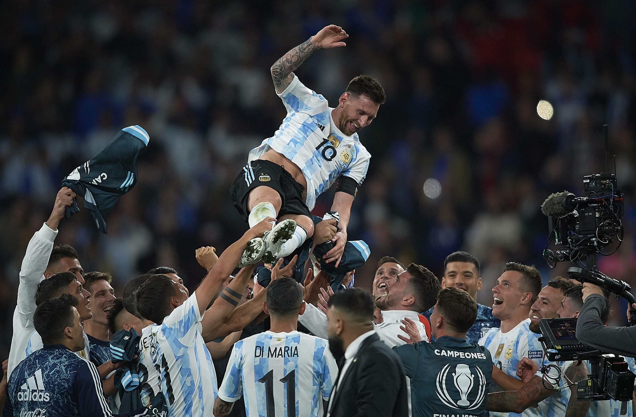 Lionel Messi wird von seinen Mannschaftskollegen gefeiert