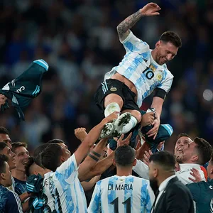 Lionel Messi wird von seinen Mannschaftskollegen gefeiert