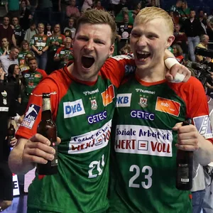Philipp Weber (l.) und Magnus Saugstrup feiern den vorzeitigen Magdeburger-Meistertitel