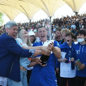 Maik Lukowicz lässt den Schampus spritzen.