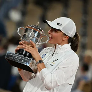 Iga Swiatek mit dem Siegespokal der French Open