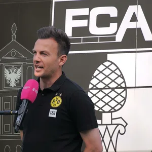Hier noch Fotomontage, bald schon Realität? Enrico Maaßen wird laut Medienberichten der neue Trainer des FC Augsburg.
