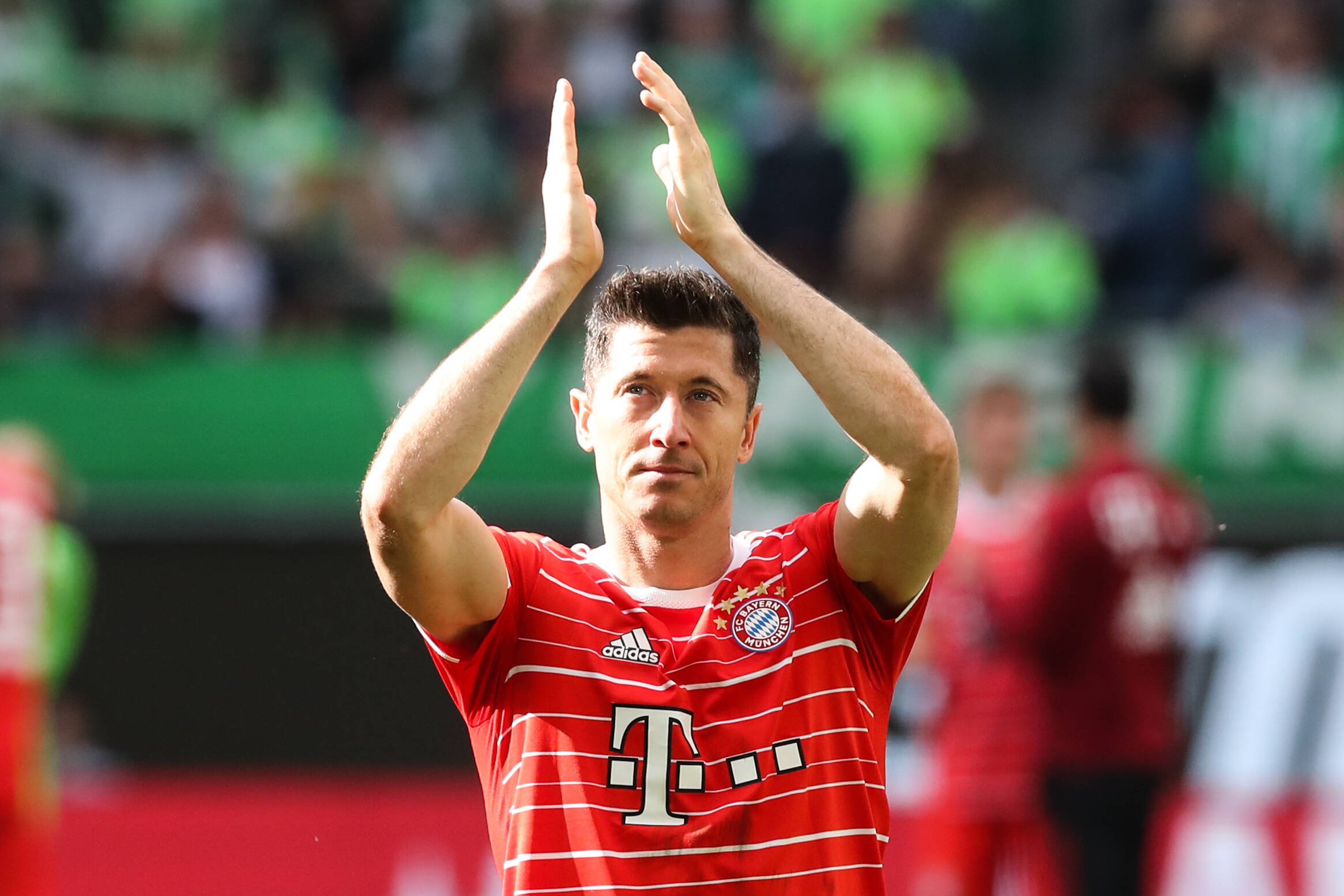 Robert Lewandowski bedankt sich bei den Bayern-Fans.