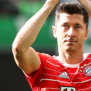 Robert Lewandowski bedankt sich bei den Bayern-Fans.