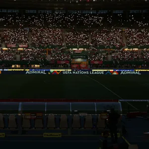 Fans sorgen mit ihren Handys für eine besondere Stimmung, während im Stadion der Strom ausgefallen war