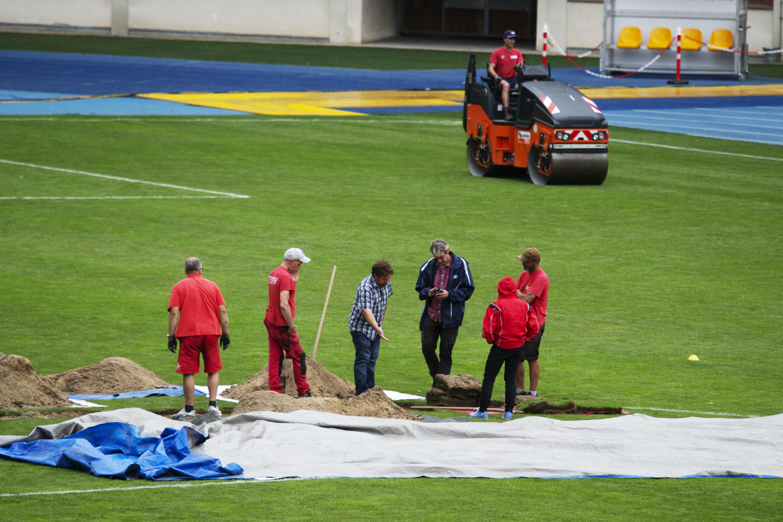 Der Rasen im Ernst-Happel-Stadion wurde behandelt