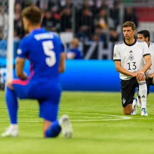Deutschland und England setzen ein gemeinsames Zeichen gegen Rassismus und Homophobie