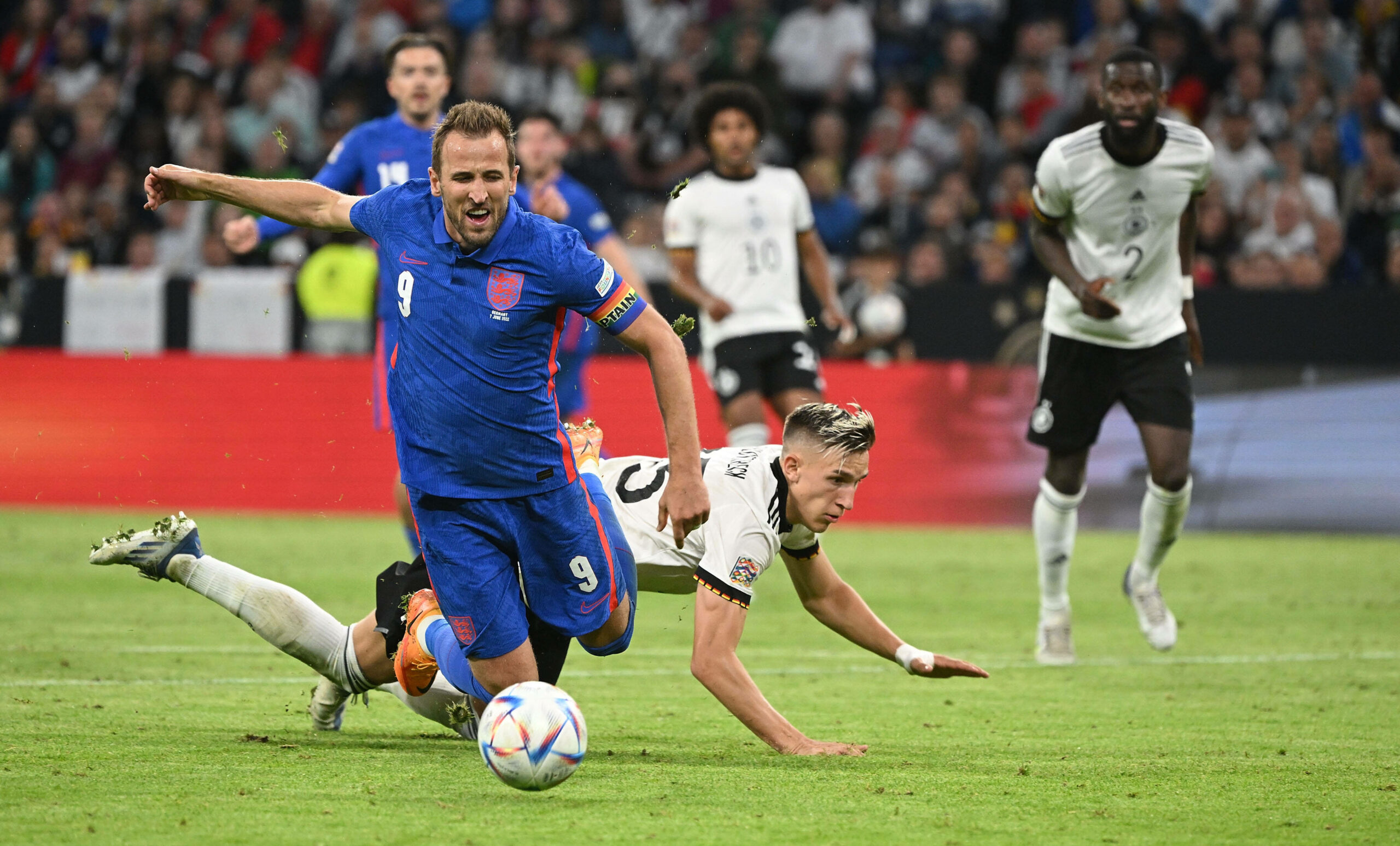 Niko Schlotterbeck sorgt im Duell mit Harry Kane kurz vor Schluss für den Elfmeter.