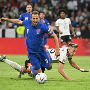 Niko Schlotterbeck sorgt im Duell mit Harry Kane kurz vor Schluss für den Elfmeter.