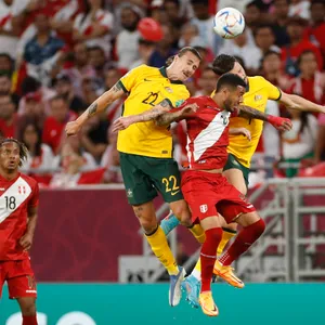 Jackson Irvine (l.) kann seine Kopfballstärke auch bei der WM in Katar demonstrieren.