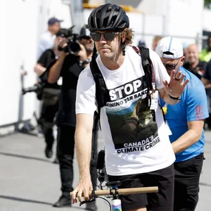 Mit diesem T-Shirt (und per Rad) protestierte Sebastian Vettel gegen den Ölabbau in der kanadischen Provinz Alberta.