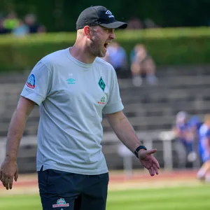 Werder-Coach Ole Werner ist der Frust nach der Niederlage gegen den VfB Oldenburg ins Gesicht geschrieben.