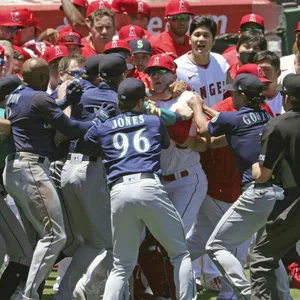 Die Partie zwischen den Los Angeles Angels und den Seattle Mariners wurde von einer Rudelbildung überschattet.
