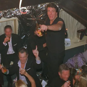 Der „Party-König von Sylt“ Richard Mücke auf einer seiner legendären Partys im Jahr 2001 im „Pony“.