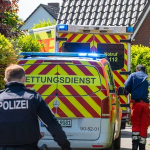 Polizei- und Rettungskräfte am Unfallort in Barsbüttel.