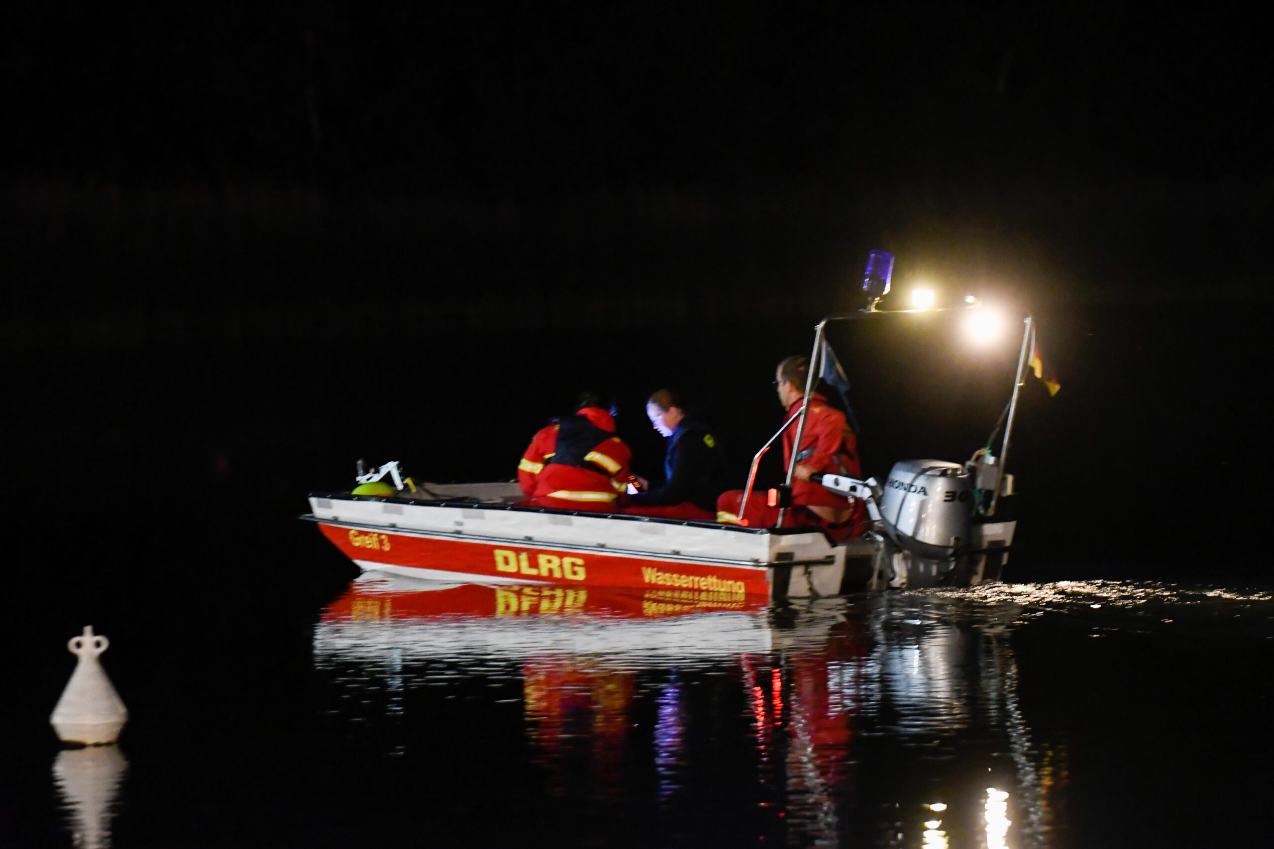 Zahlreiche Einsatzkräfte waren am Montagabend (27.06.2022) am Allermöher See