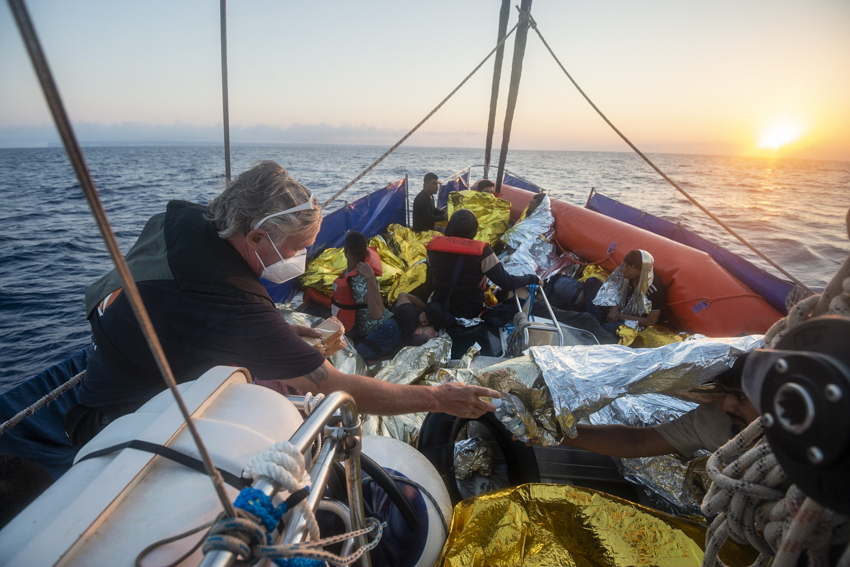 Das Segelschiff „Nadir“ der Hamburger Organisation Resqship hat im Mittelmeer 25 Menschen von einem Holzboot gerettet.