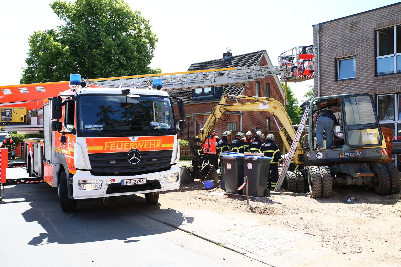 Einsatzkräfte der Feuerwehr an der Einsatzstelle in Hamburg.