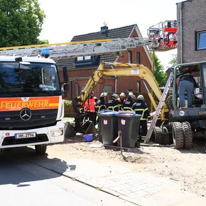 Einsatzkräfte der Feuerwehr an der Einsatzstelle in Hamburg.