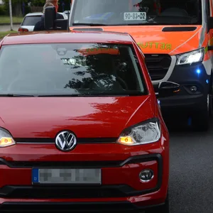 Der Unfallwagen auf der Borsigstraße in Reinbek bei Hamburg.