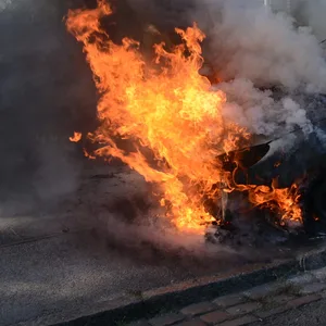 Der Peugeot geriet auf der Hamburger Straße in Reinbek in Brand.
