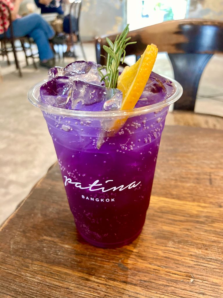 Ein Becher „Butterfly Pea Soda“.