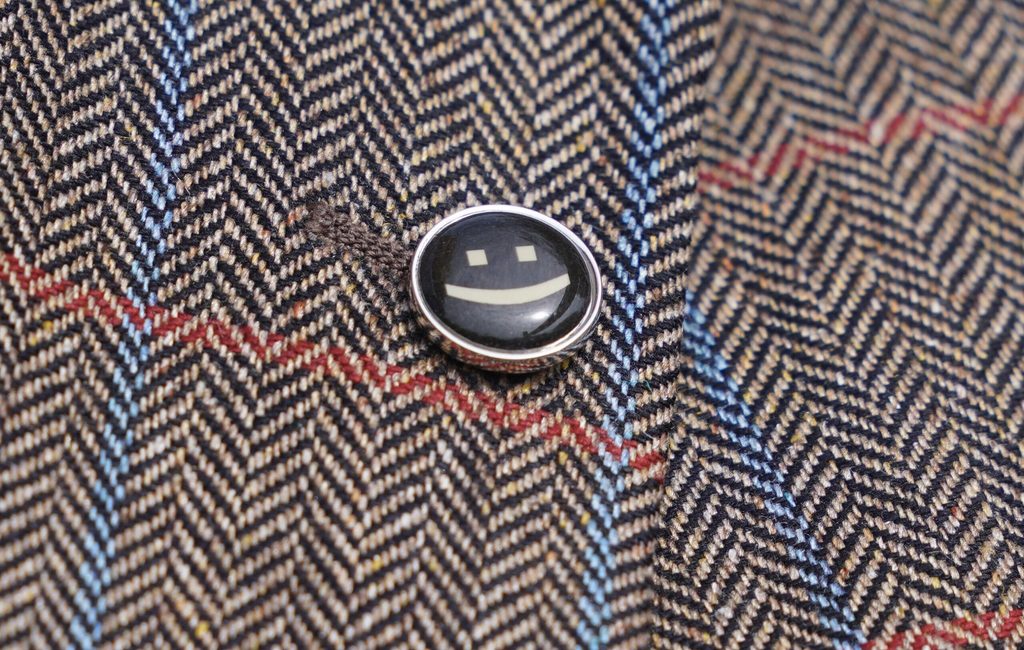 Das Logo des Clubs der Optimisten steckt am Sakko vom Clubvorsitzenden Lutz Peter Eklöh.