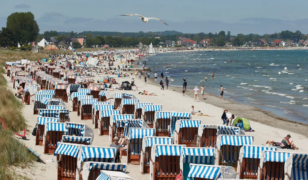 Strandurlauber genießen Anfang Juni die Sonne und das Ostseewasser in Scharbeutz.