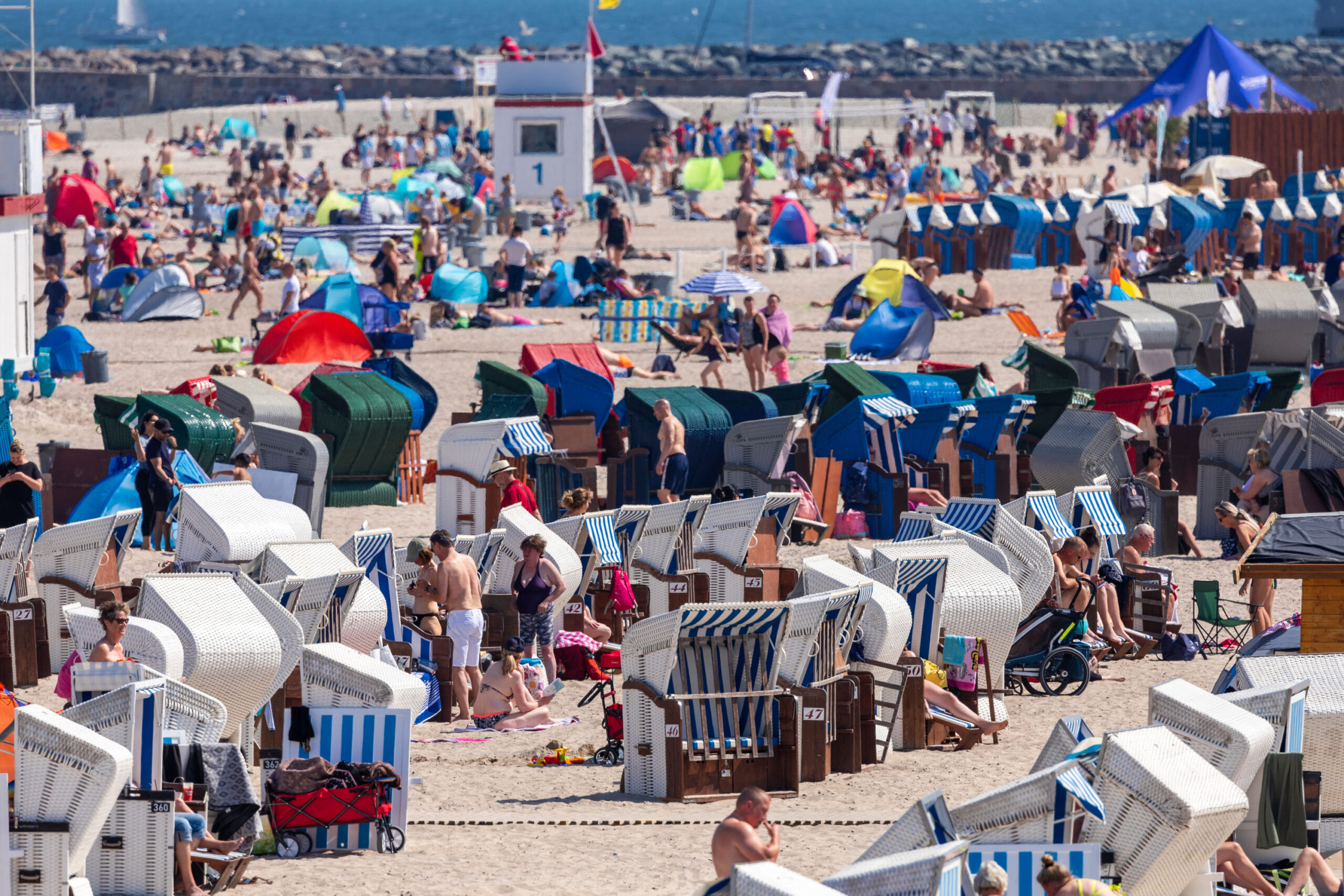 Am Strand von Warnemünde wurde es voll.