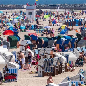 Am Strand von Warnemünde wurde es voll.