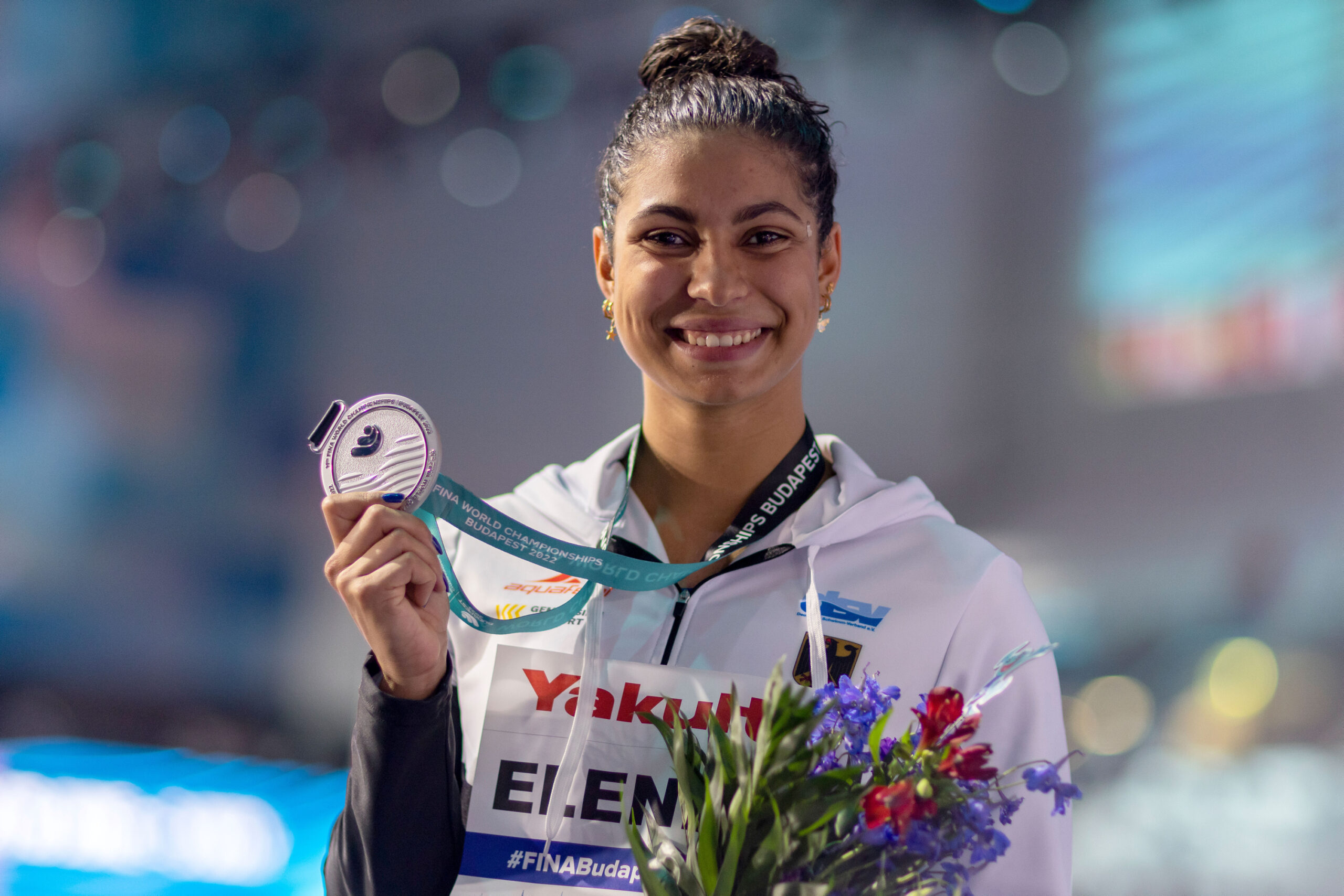 Anna Elendt aus Deutschland jubelt mit ihrer Silbermedaille.