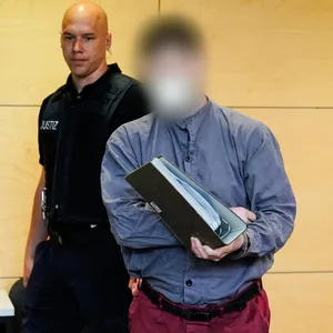 Der 39-jährige Hauptangeklagte kommt in den Verhandlungssaal.