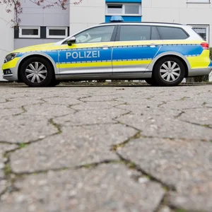 Ein Fahrzeug der niedersächsischen Polizei steht vor einem Haus. (Symbolbild)