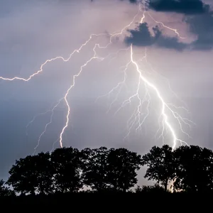 Der Deutsche Wetterdienst kündigt Gewitter an. (Symbolbild)