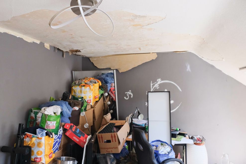 Im Wohn- und im Badezimmer sind die Decken durch den Brand teils eingestürzt.