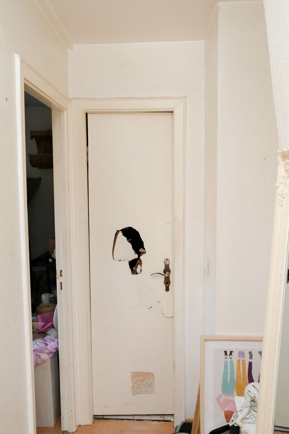 Die Tür zum Badezimmer wurde eingetreten.